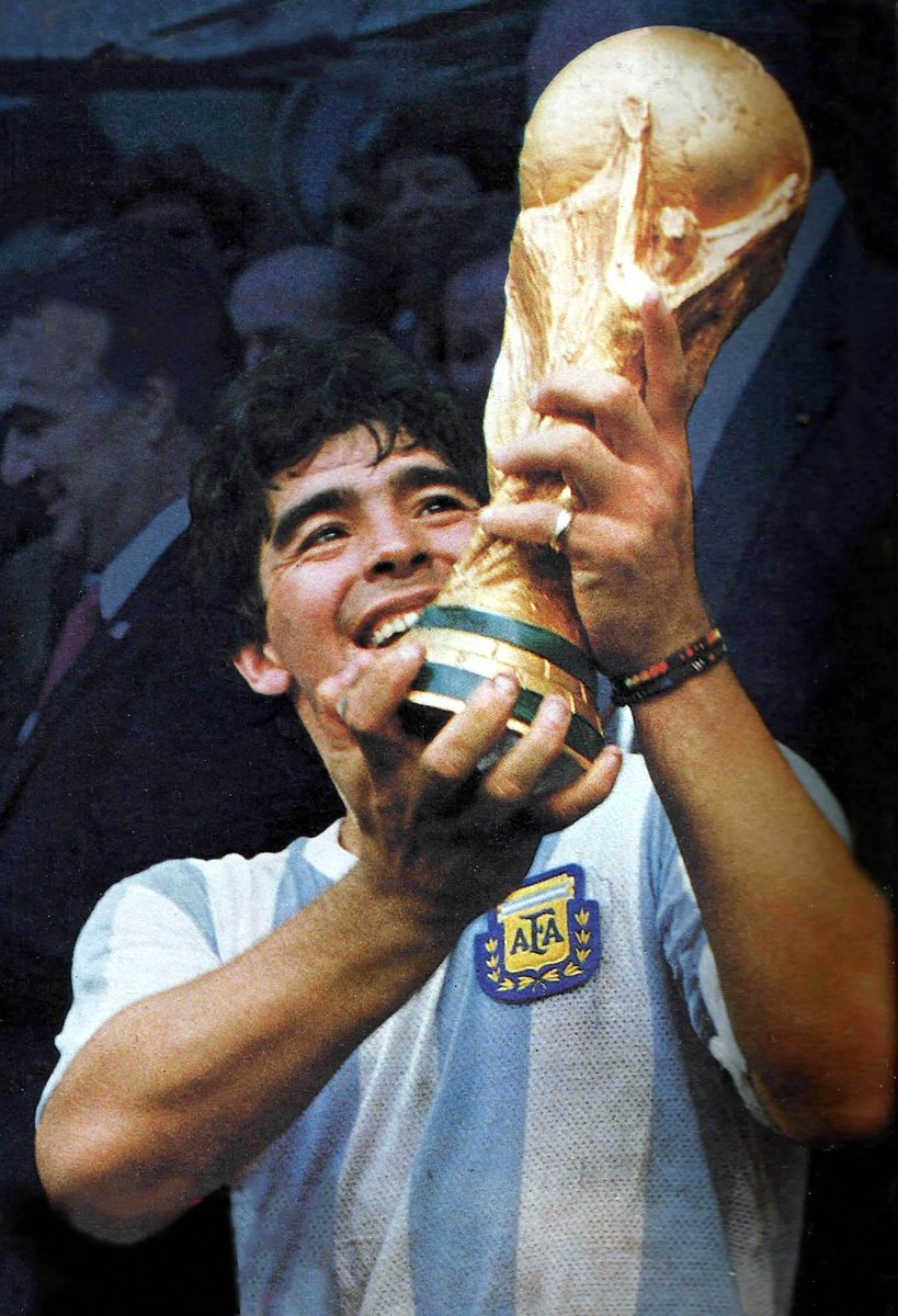 En el mismo año, el Sevilla gana la Europa League, el Napoli gana la Serie A y Argentina gana el mundial.

Diego Armando Maradona sonríe desde allá arriba.