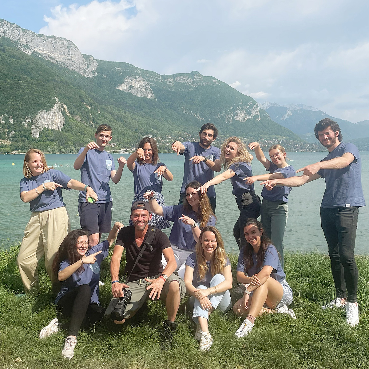 Un plaisir pour moi de rencontrer hier sur Annecy une équipe dynamique et engagée pour un mode de vie local, joyeux et tourné vers la nature… Merci à la team chilowé pour leur accueil chaleureux lors de ce shooting « lifestyle-marque employeur » près du lac.