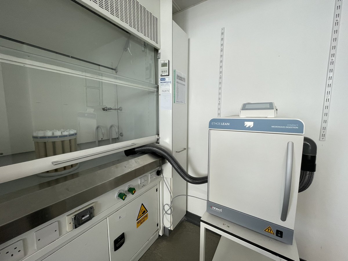 dunkie_c's tweet photo. New kit 😄 Had an awesome week with my team at @UoMMIB / @OfficialUoM learning how to use our microwave digester &amp; having a play with our epic new Growbot Alpha plant growth chambers 😊 (Thanks @a_moschopoulos we’re super happy with them) #EnvironmentalMicrobiology #PlantScience https://t.co/gRJcvsMPm8