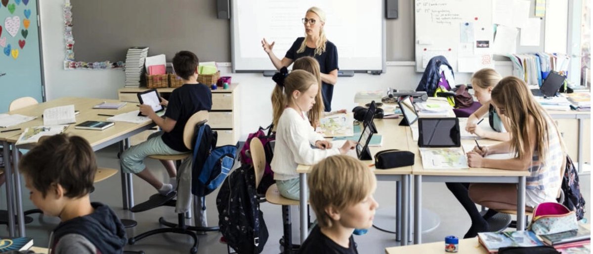 🇸🇪 Las escuelas suecas dan marcha atrás en el uso de pantallas y vuelven a los libros de texto. Se destinarán 60 millones de euros a reequipar las aulas con manuales rfi.fr/es/europa/2023…