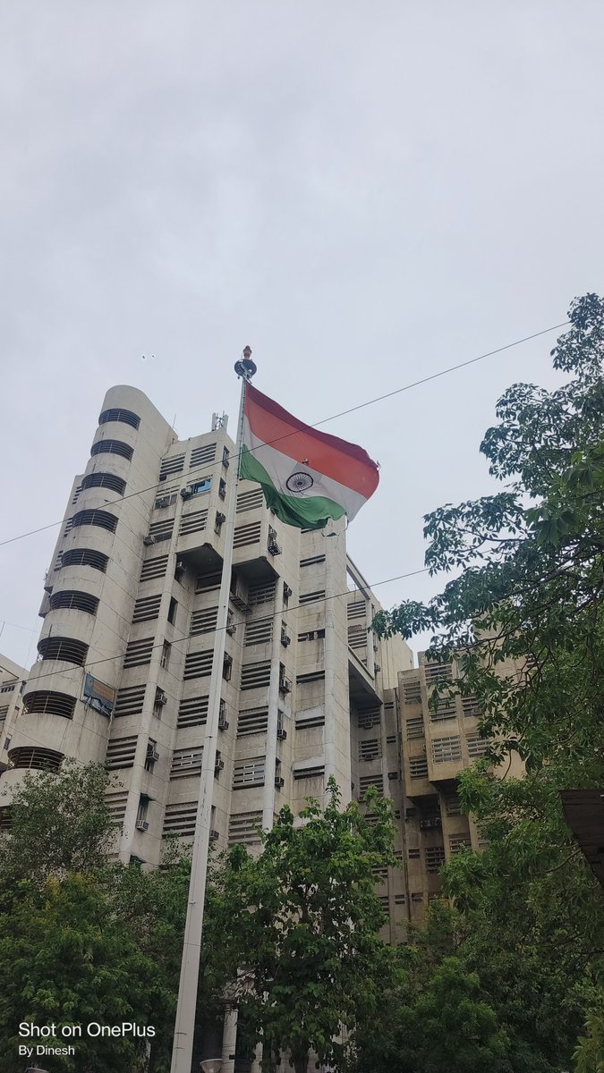 @ArvindKejriwal @LtGovDelhi 
तिरंगे की ये हालत देख मन विचलित है।
Location - District Center Janakpuri

#Tiranga #Delhi