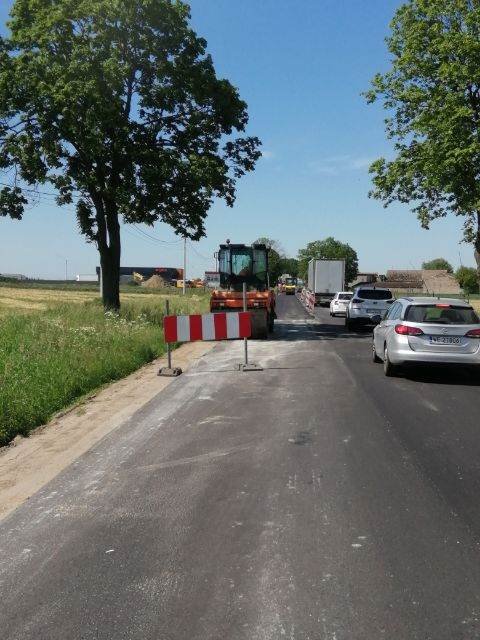Ręczne kierowanie ruchem na drodze wojewódzkiej
DW307 Buk-Wojnowice
Wprowadzone wahadło, utrudnienia w ruchu drogowym dla kierowców.