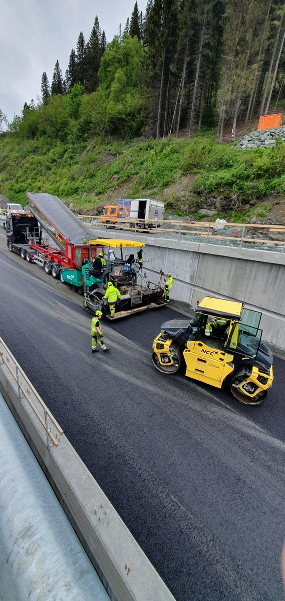 NCCnorge's tweet photo. I Trondheim asfalterer NCC Industry på prosjektet Rv 706 Nydalsbrua. Det ble tirsdag og onsdag lagt bærelag og videre skal bindelag og slitelag legges. 
Skal du asfaltere?
https://t.co/YWCWIZRyPQ
#nccnorge #asfalt #trondheim https://t.co/xaWniaZHGT