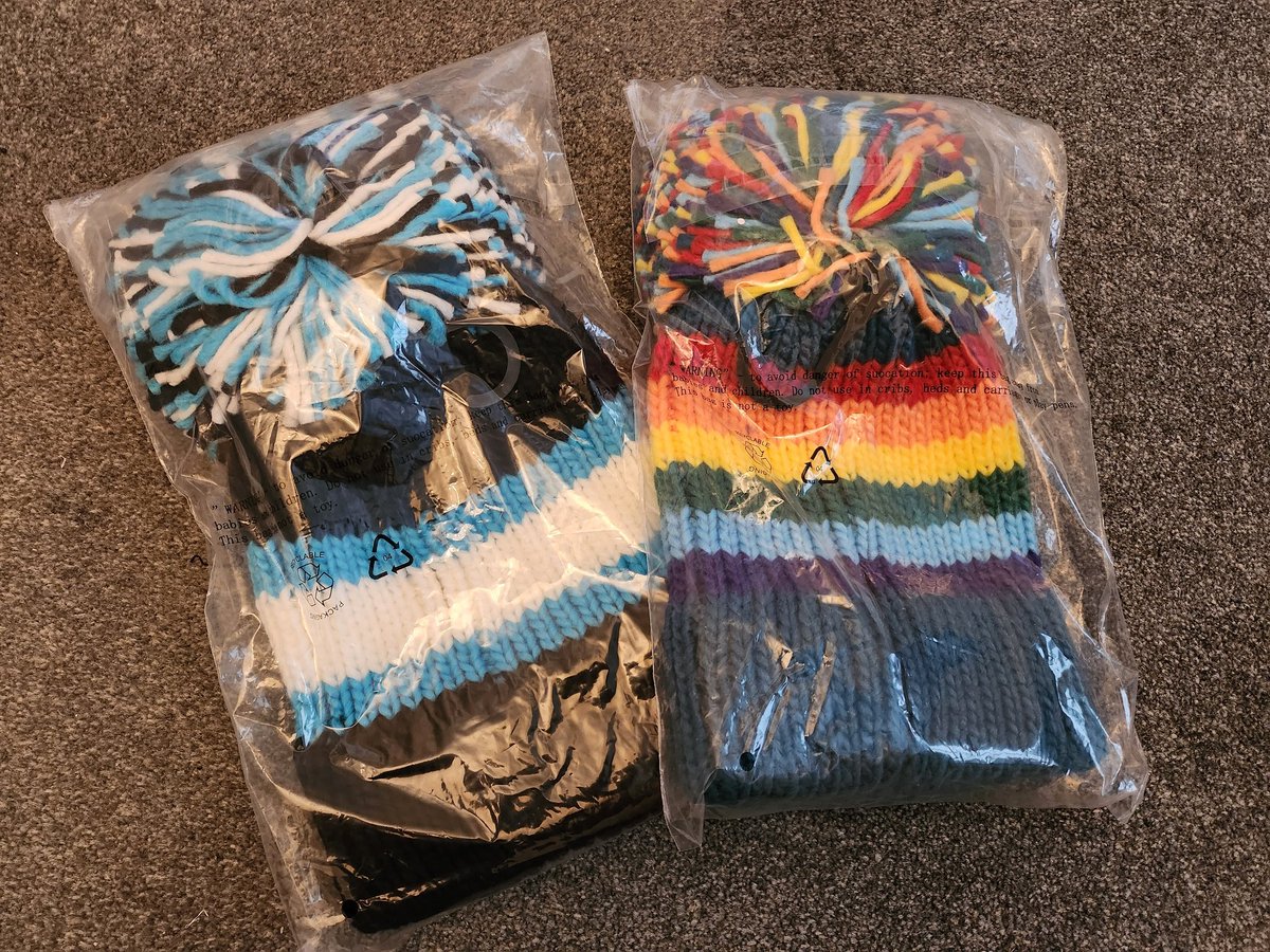Run_Dolly_Run's tweet photo. A couple more @bigbobblehats won, this time courtesy of @teaandtrailspod, which is a great listen if you like your off-road and long-distance running! #SmartyParty #BlackEyedFreeze https://t.co/DWtsywdB7C