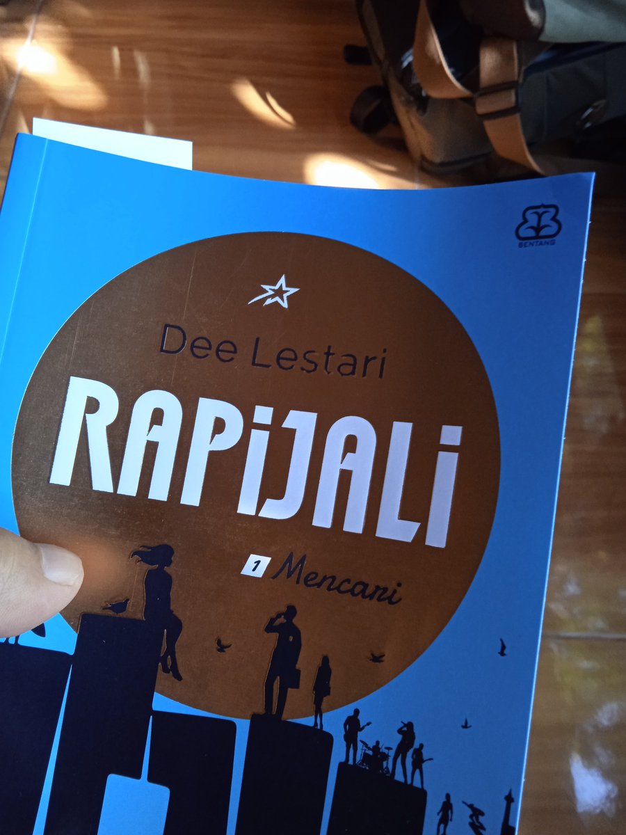 subiibus's tweet photo. merampungkan lagi,baca novel, kembali mengasikkan. Rapijali dari @deelestari ehh masih 2 bagian lagi. https://t.co/6EWdEwMI4i