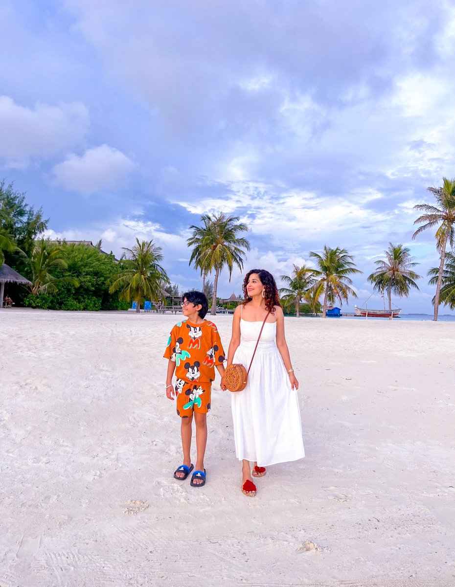 Who says the Maldives is only for couples? We're making unforgettable family memories in paradise! 🌴👨‍👩‍👧‍👦 #FamilyFunInTheMaldives #CreatingMemoriesTogether

#Maldives #trip #maldivestrip #kamiyajani #curlytales