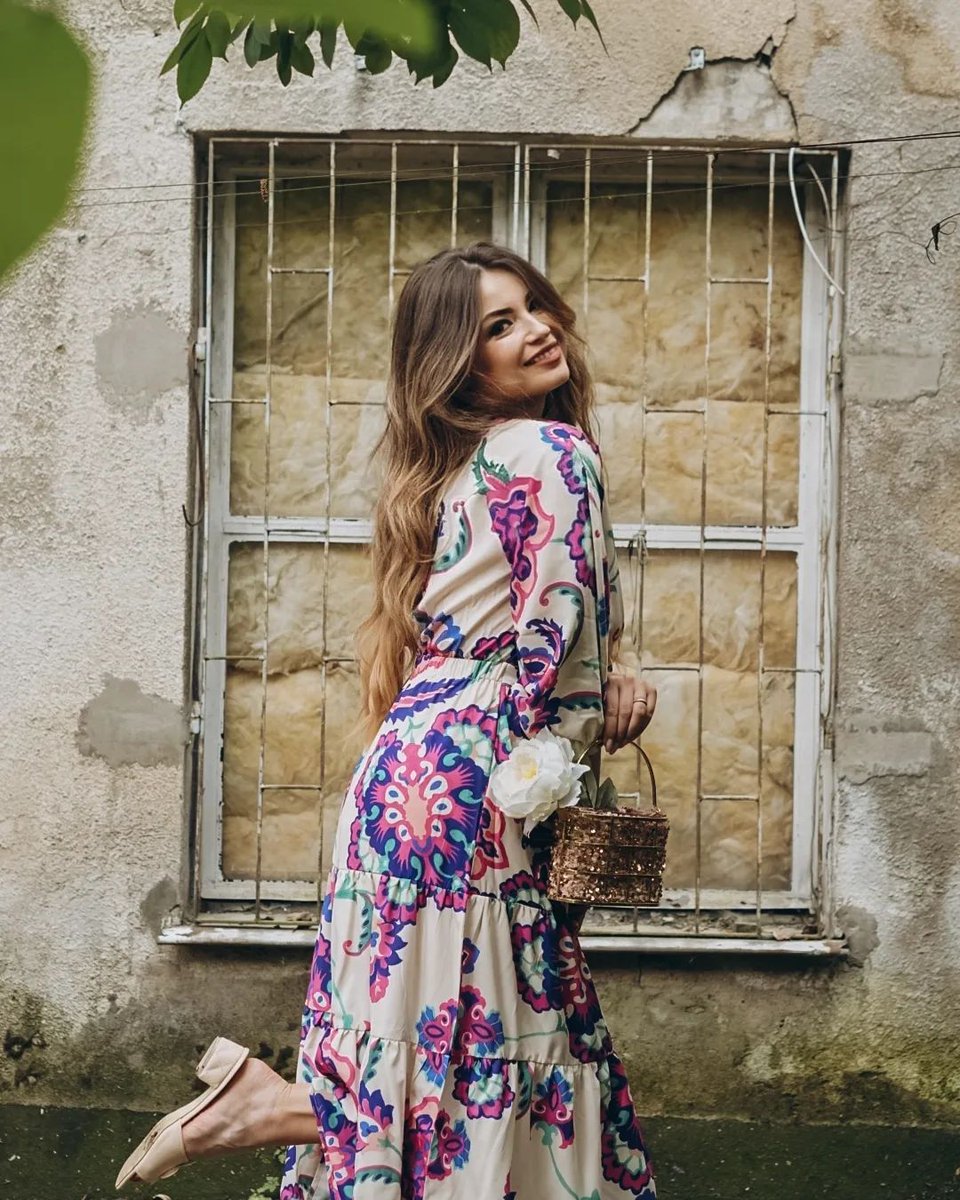 Its vibrant paisley print is a true head-turner, while the twist detail adds a touch of modern flair.💜 @pani_nie_panna 

Dress: chicwish.com/floral-paisley…
Bag: chicwish.com/velvet-sequin-…

#ootd #fashioninspo #dress #boho #paisleyprint