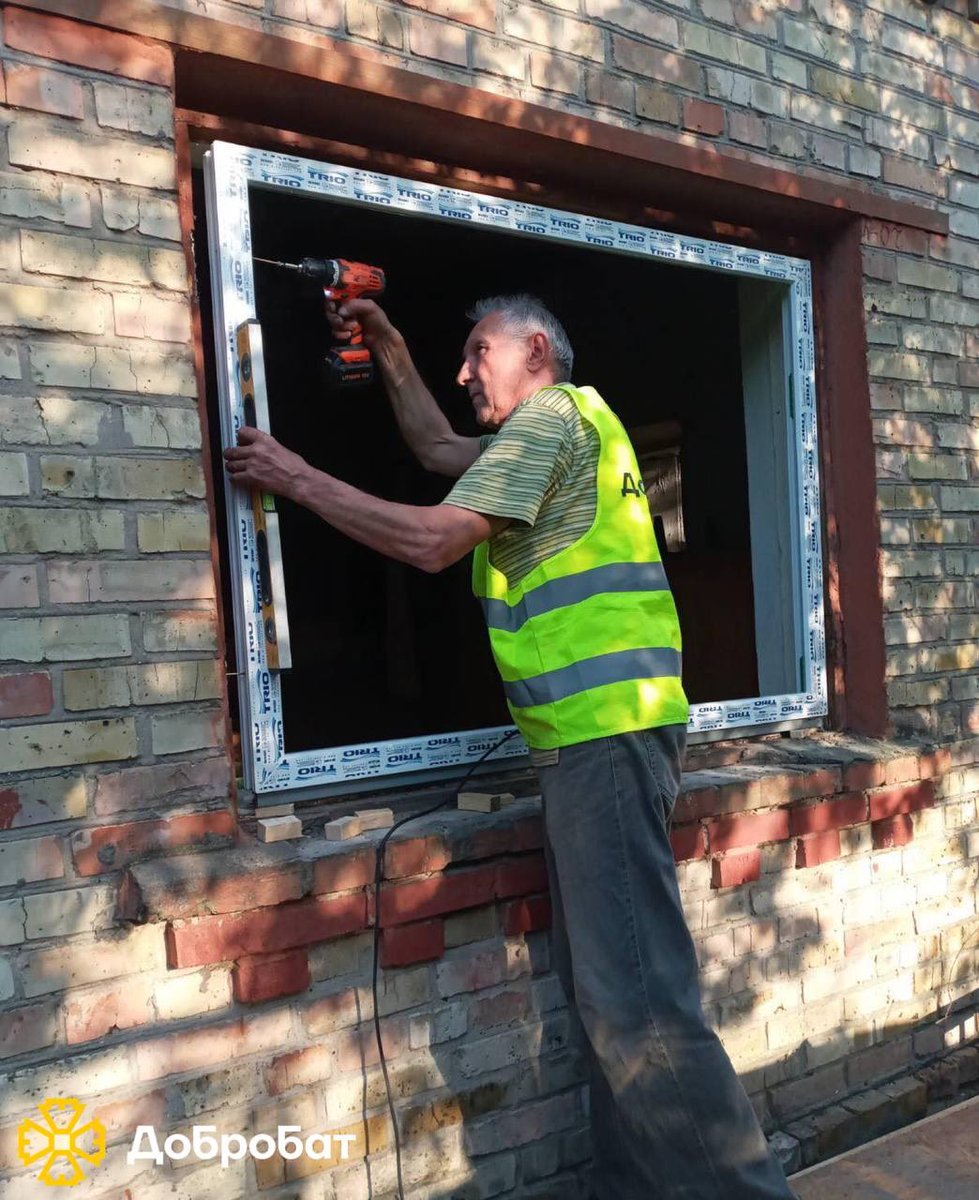 _Akopyan_Meri's tweet photo. Hostomel city Kyiv region. After shellings this older couple’s home was destroyed. Dobrobat organization support to change the roof and windows and main entrance door! We great full to donors in this case #Potap provide money and our volunteers who make this happens 🤝🤝🤝 https://t.co/TDpLrxsqbN