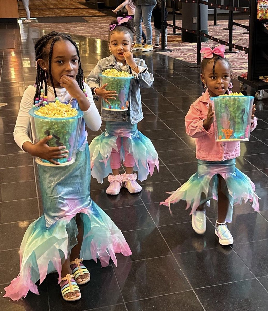 My little cousin’s looked adorable going to see the Little Mermaid. Now I want to wear this same skirt when I see it. 🧜‍♀️