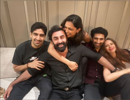 x_forevermore's tweet photo. Karan being Karan πbut serving us shippers π₯Ή
#10YearsOfYJHD #RKDP #DeepikaPadukone #RanbirKapoor https://t.co/DgDWtUwbit