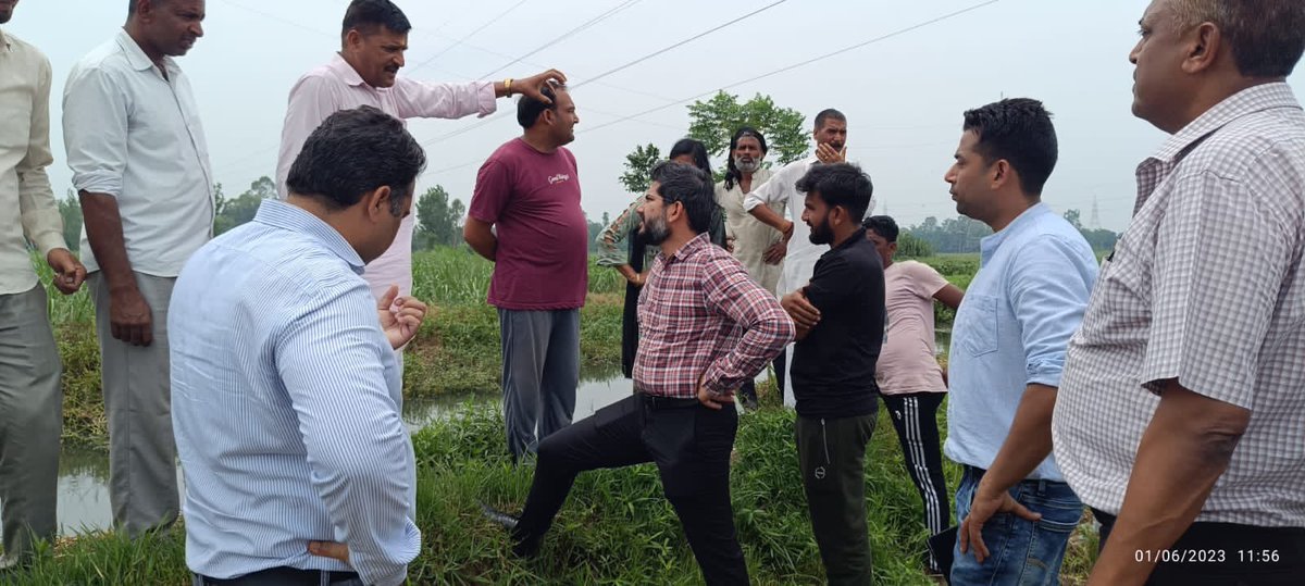 JMRoorkee's tweet photo. पानी की निकासी के लिए शिवपुरम मे नाले का निरीक्षण करते ज्वाइंट मजिस्ट्रेट रुड़की एवं अन्य अधिकारी https://t.co/mmtCCQjTld