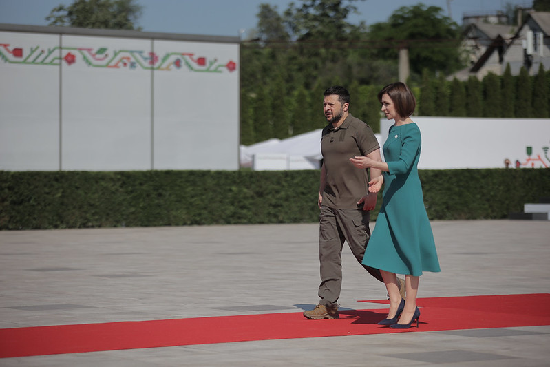 President @sandumaiamd welcomes @ZelenskyyUa to Mimi Castle for the #EPCMoldova summit. Gathering here today just 20 km from the Ukrainian border to reaffirm Europe's shared commitment to solidarity and support to Ukraine.