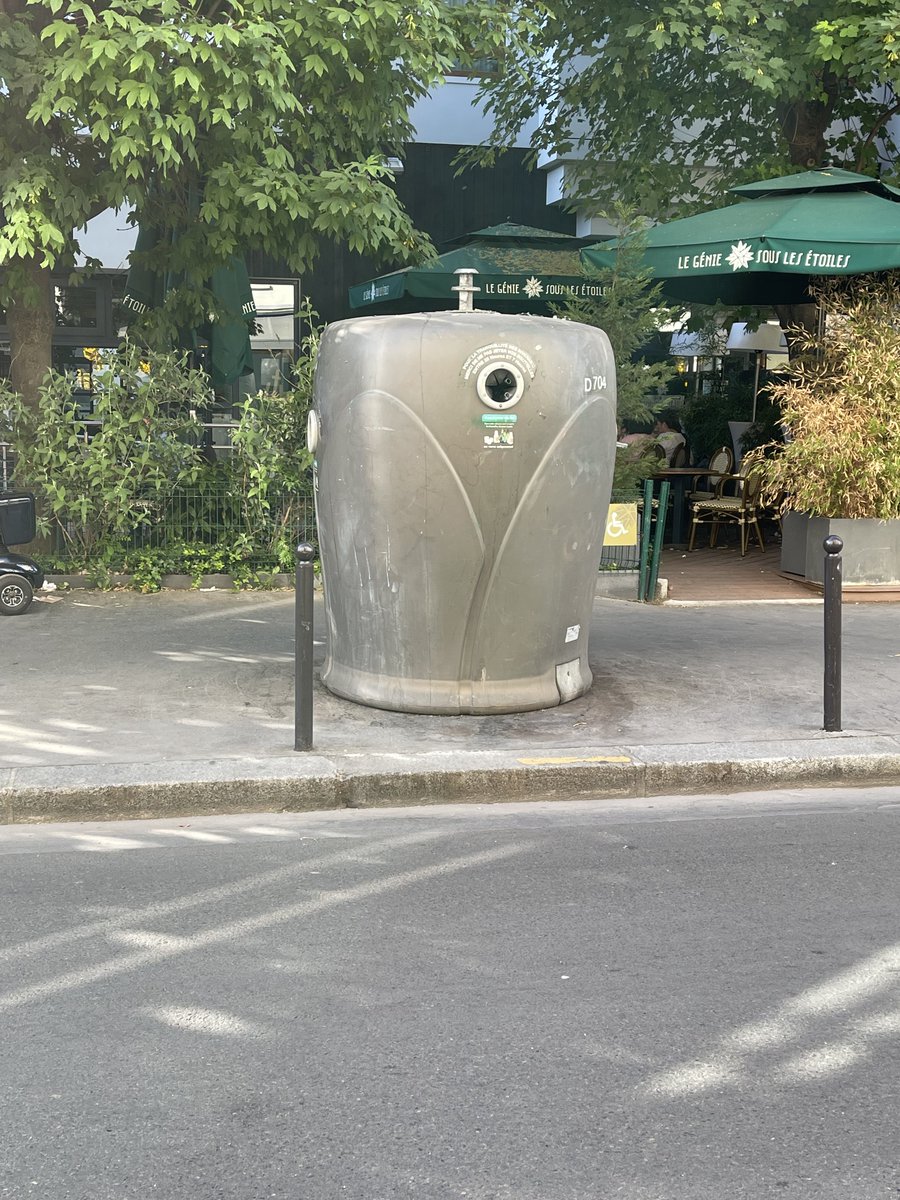 Container verre pas relevé assez régulièrement. Avec le nombre de restaurants qui s'en servent, il est plein tout le temps ; bouteilles par terre, verre dangereux. à relever tous les 2 jours SVP. merci - 15 rue Bréguet 75011 - hôtel Ibis. <a href="/FVauglin/">François Vauglin</a> <a href="/Mairiedu11/">Mairie du 11e</a> <a href="/Anne_Hidalgo/">Anne Hidalgo</a>