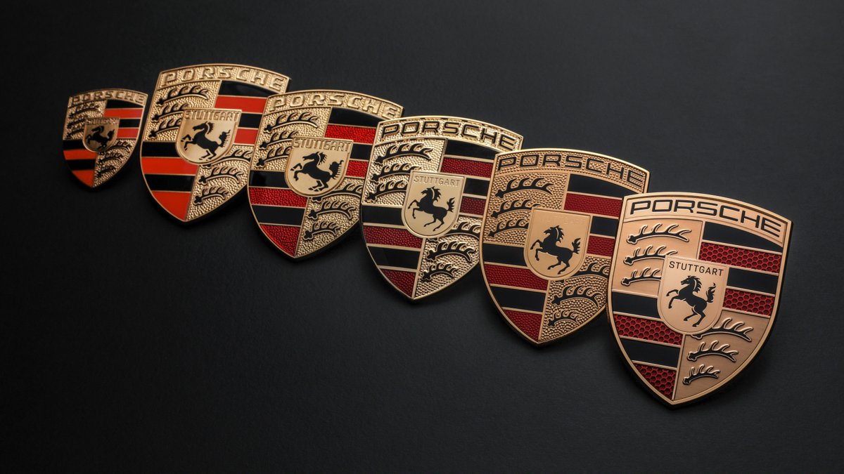 Brushed precious metal, three-dimensional honeycomb structure, refreshed crest animal and more subtle gold colour – on closer inspection, these are the differences between the modernised #Porsche crest and its immediate predecessor. More: porsche.click/3qloY2M #DrivenByDreams