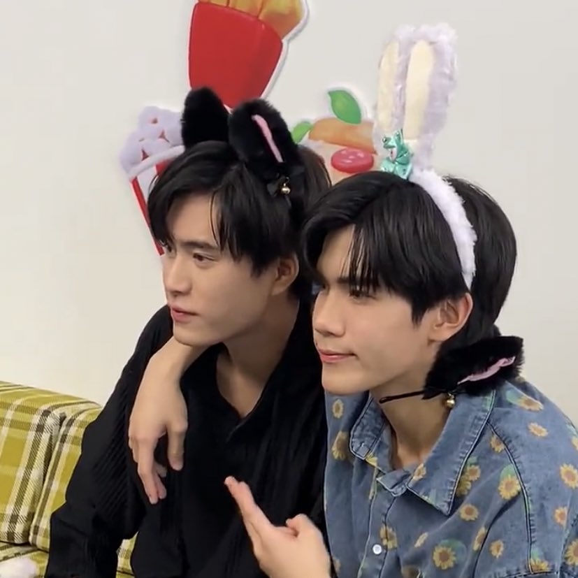 puppyfour's tweet photo. น่ารักทั้งคู่เลยอะ 🐈‍⬛🐈 https://t.co/qSvEtNtTeJ