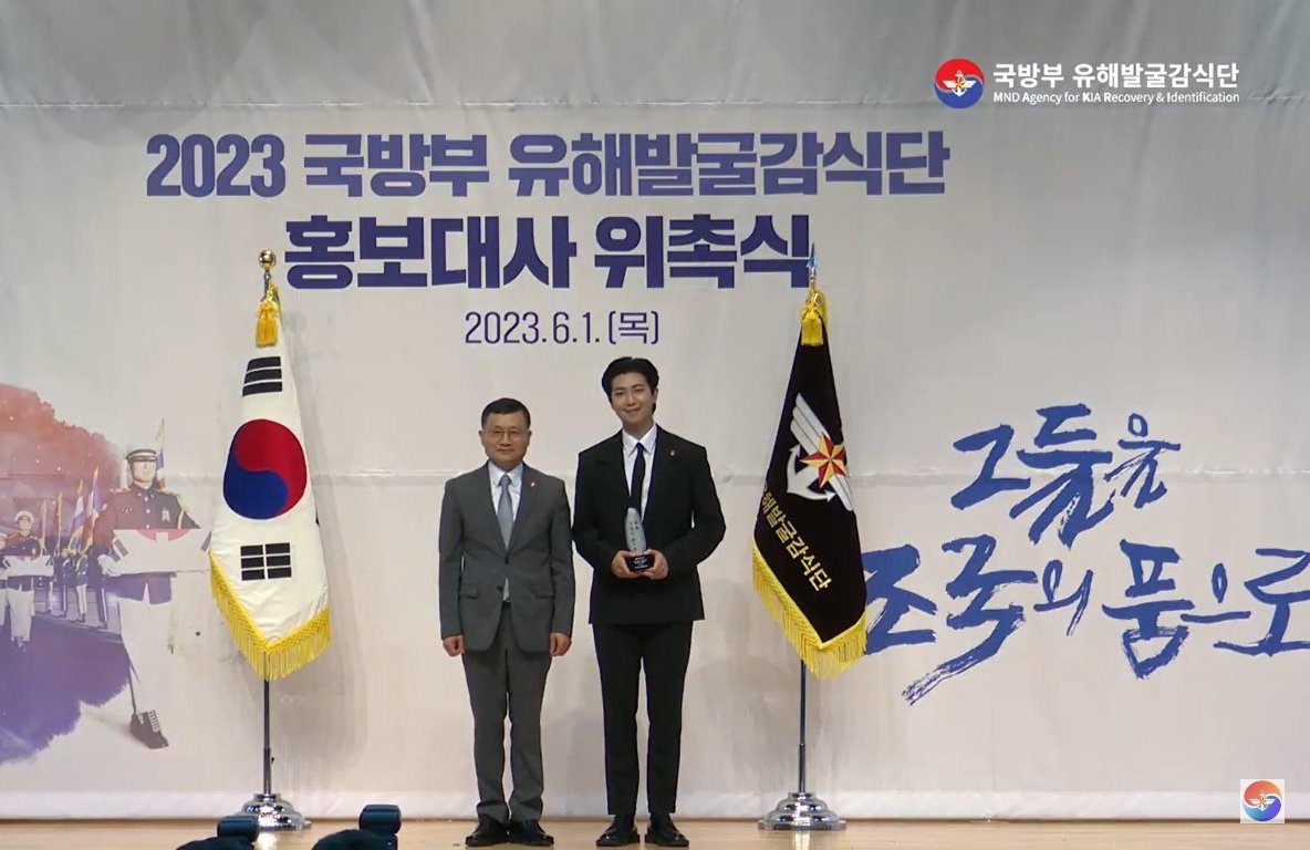 iamjh97's tweet photo. RM resmi ditunjuk sebagai Duta Humas Kementerian Pertahanan Korea Selatan. 
Bangga pake banget sama kamu Joon 🥹, kamu benar-benar jadi Leader terbaik💜💗, GOOD JOB KIM NAMJOON 🤗💖

PROUD OF KIM NAMJOON 
RM PUBLIC RELATIONS AMBASSADOR
AMBASSADOR RM
#ProudAmbassadorRM https://t.co/H1KFGn2urU