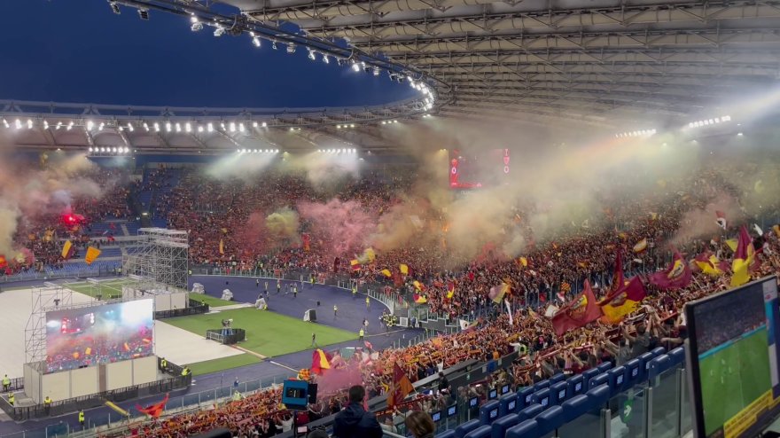 Il #Siviglia vince l'#EuropaLegue ma lo spettacolo regalato dai tifosi spagnoli e della #Roma supera di netto quanto visto in campo

Passione che trascende dalla razionalità, i sostenitori capitolini hanno riempito due stadi

#Budapest #Olimpico #PuskasArena
