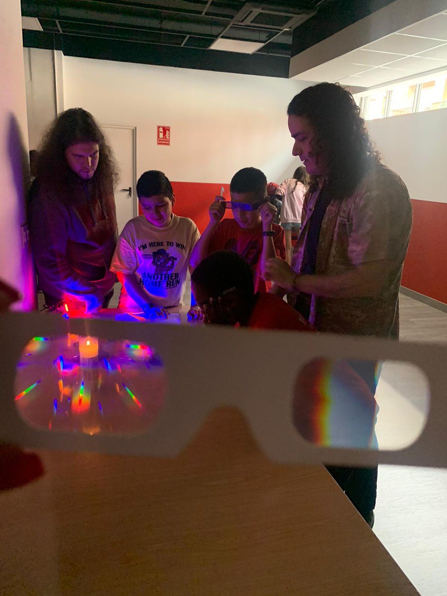 CruzRojaSalaman's tweet photo. 👀🧠Ciencia divertida en nuestra asamblea de Santa Marta de Tormes con la OSAL Student Chapter y @CRJCyL 

Estudiantes de Física de la @usal despiertan la curiosidad por la luz y la óptica entre los niños y niñas de Promoción del Éxito Escolar de la @dipusalamanca. https://t.co/wR1SiixgPG