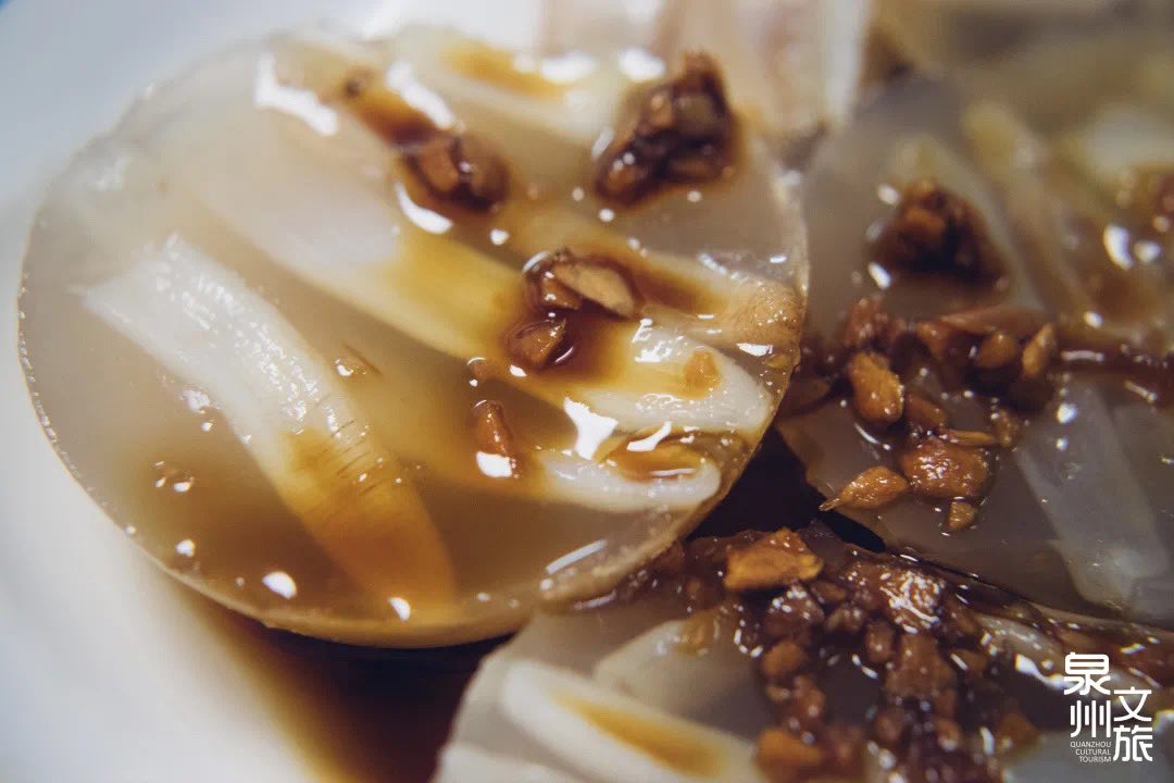 fujiantravel's tweet photo. There is one food in #Hokkiencuisine that foreigners would have difficulty in accepting its appearance and taste. It is #sipunculidwormjelly, which is not made from bamboo shoots but from a black earthworm. Do you dare to try eating it?#Fujian #food https://t.co/9nWlBPjNBI