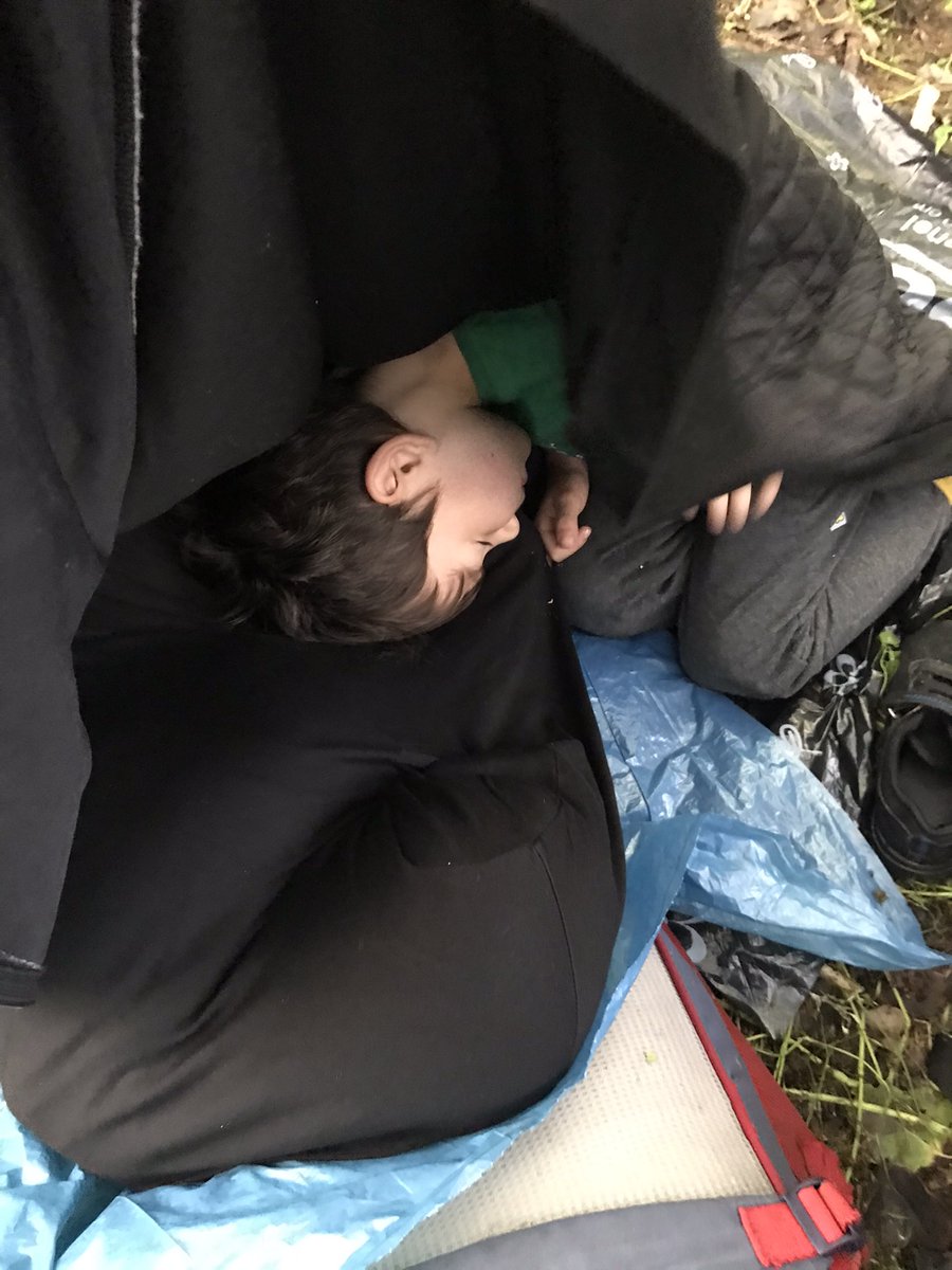 sevincozarslan's tweet photo. Gruptaki çocuklardan biri... 

Son durumları: "Çocuklar çok ıslandı, benim küçük rahatsızlandı, büyükte kusma belirtileri başladı, çocuklar çok üşüyor."

Please help them. There are 5 children, 20 people. @hellenicpolice @Refugees https://t.co/hDPg1mrDWx