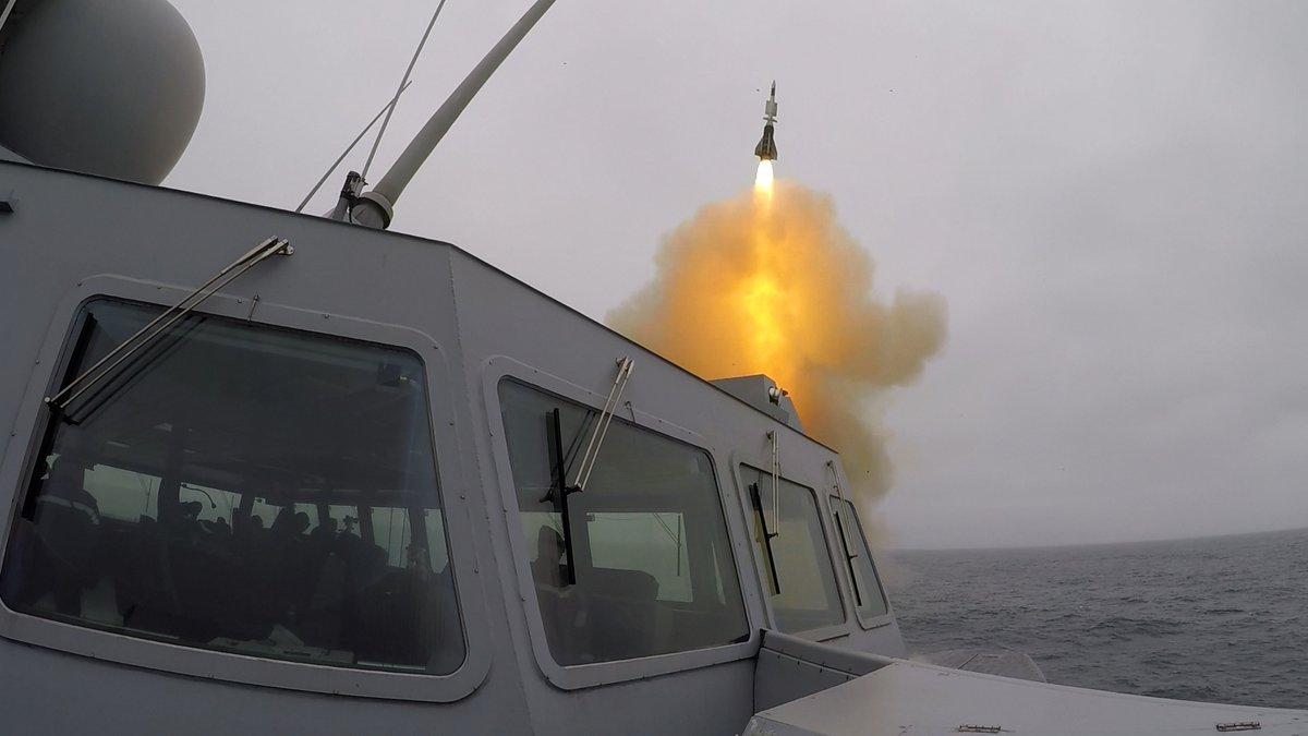 EtatMajorFR's tweet image. #Atlantique | La FREMM Bretagne et la FDA Chevalier Paul ont tiré avec succès un Aster 30 sur cible supersonique manœuvrante pendant #FORMIDABLESHIELD23.
La réussite de ce tir complexe illustre la fiabilité, la crédibilité et la performance des capacités @MarineNationale @NATO.