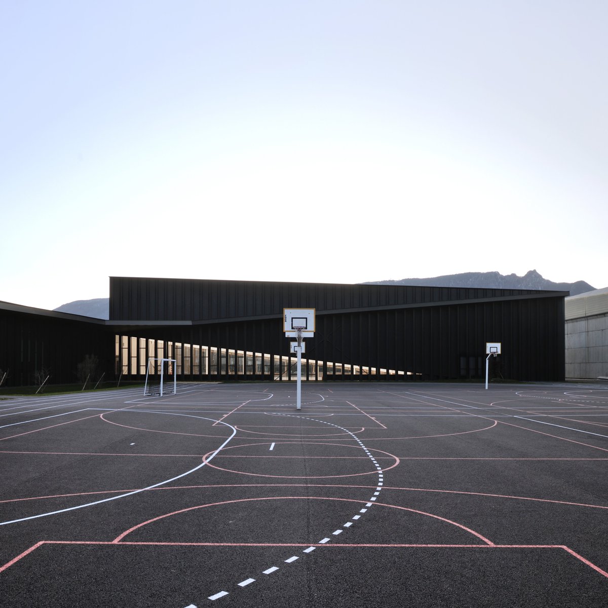 Construction d’un équipement sportif spécifique à aix-les-bains en savoie. 
.
📸 @studio_erick_saillet
.
#pateyarchitectes 
#complexesportif #aixlesbains #savoie
.
#architecture #urbanisme #architecturelovers #architecturedesign #teamarchi #architecte #bardagemetallique #gymnase