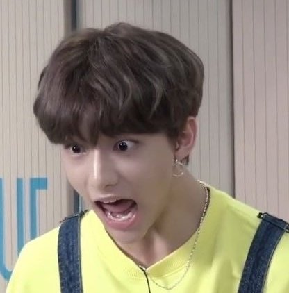 *comeback skz                  *comeback skz
      demain*                                demain*