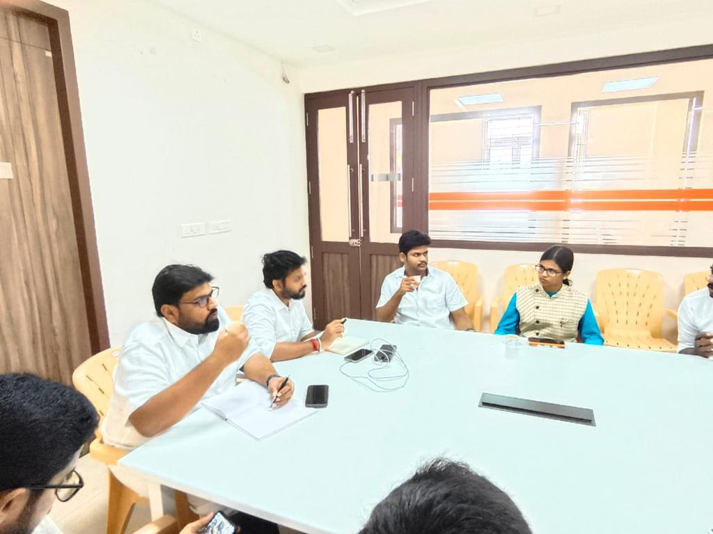 MANIKANDANBJP_'s tweet photo. கோவை பெருங்கோட்ட இளைஞரணி மாநில, மாவட்ட, நிர்வாகிகளுக்கான ஆலோசனைக் கூட்டமானது மாநில இளைஞரணி தலைவர்  திரு.@ShivaaBJYM  தலைமையில், திருப்பூர் கட்சி அலுவலகத்தில் நடைபெற்றது. கூட்டத்தில் இளைஞரணியின் அடுத்த கட்ட பணிகள் குறித்து  ஆலோசனை வழங்கப்பட்டது.@annamalai_k @apmbjp @RajeshM_bjp https://t.co/Q4OQXYBwi2