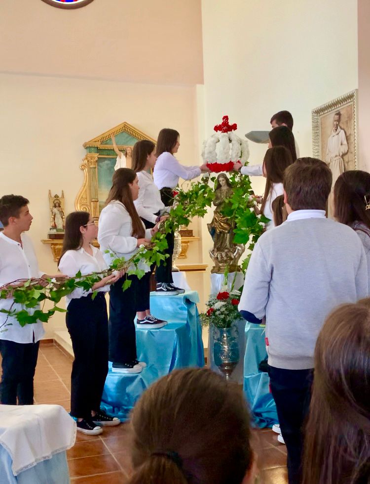 scorazoncoria's tweet photo. En el día de ayer celebramos la tradicional coronación a la Virgen🌸🌼🌺
Un momento muy emotivo para toda la comunidad educativa, especialmente para nuestros alumnos de 4º ESO que se despiden del colegio
Con esta celebración cerramos el mes de mayo dedicado a nuestra madre María https://t.co/xGqPUpostz