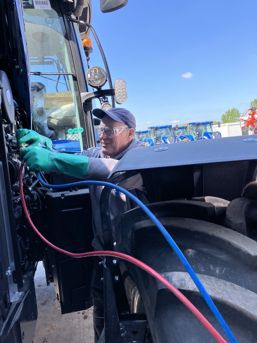 APAIRLtd's tweet image. 🚜 @RVTractors know when they&apos;re on to a good thing 😊
Lauren was back at their Shrewsbury depot for a 3rd visit to successfully take a group through the 1-day #Fgas #training course.
Happy #ACservicing to Rea Valley #Tractor’s newly #CityandGuilds qualified staff 💪❄️