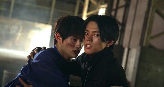 Watched #KamenRiderRevice last night, the eps where  Daiji's demon, Kagerou, wanted to kill Ikki. Gosh, the scene where Ikki finally got through to Daiji and collapsed into his arms and then their roles swapped and Daiji protected Ikki? Chef's kiss! #MaedaKentaro