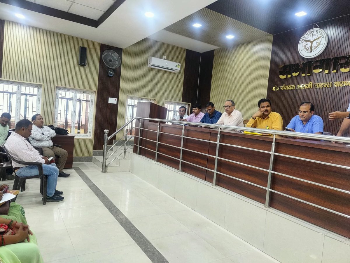 EDDIIVNS's tweet photo. श्री विजय राज सिंह SE EDC vns , समस्त EE व DC NRLM के द्वारा प्रत्येक परिवार को विद्युत संयोजन निर्गत किये जाने के अभियान के अंतर्गत ब्लॉक सभागार आरजी लाइन जनपद वराणसी में विद्युत सखियों के साथ बैठक की जा रही है। https://t.co/ZF82rSGAd9