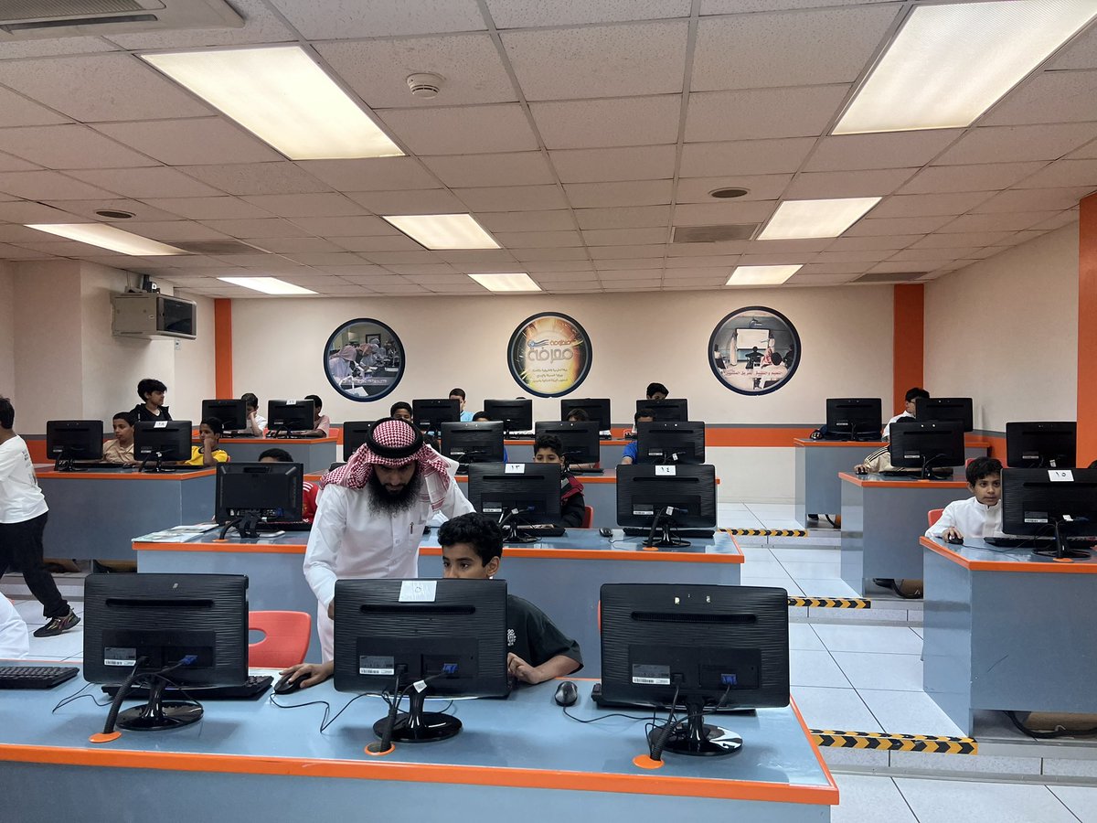 deffischool's tweet photo. أقام الأستاذ / راشد المري 
في معمل الحاسب الآلي 
بمدرسة #الدفي_الابتدائية
#ساعة_برمجة 
لزيادة قدرات و مهارات الطلاب في تعلّم البرمجة 

#الهيئة_الملكية_بالجبيل https://t.co/06TM0ueELU