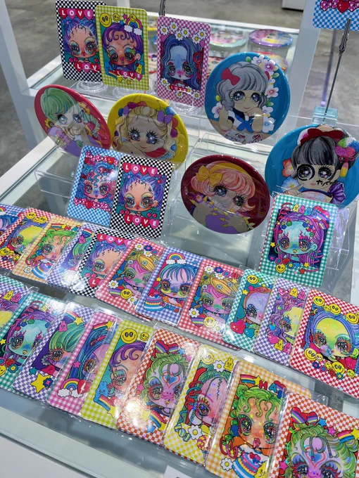 グッズ情報  新作のマーメイドアクキーとホログラムステッカーはキラッキラのギラギラで超可愛いですおすすめ トレカもありますこちらもキラキラ。 そして懐かしすぎるおマヌケ美少女図鑑缶バッジもあります!!!  6.1 (Thu) - 6.12 (Mon) ラフォーレ原宿2階 11:00 - 20:00