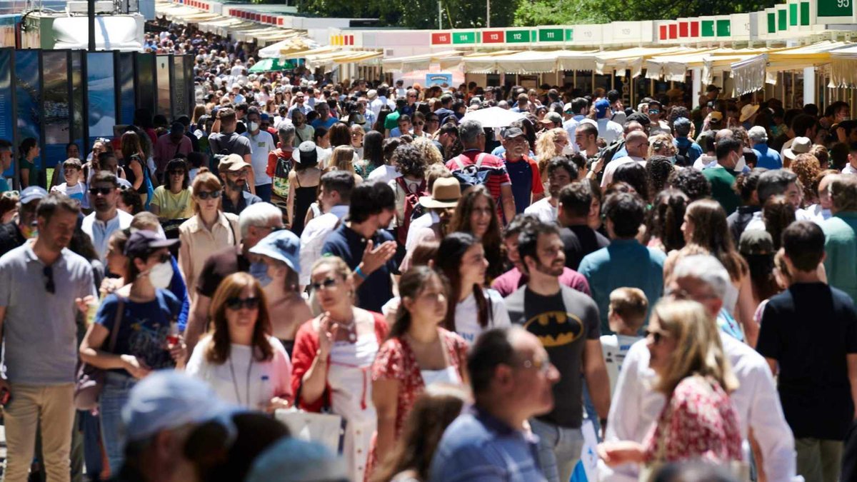 ¡Este sábado nos vemos en <a href="/FLMadrid/">Feria del Libro de Madrid</a>! Hablamos con Peridis, autor de 'El cantar de Liébana'. <a href="/pep_bruno/">Pep Bruno @pepbruno.com</a> con sus cuentos. <a href="/sergiomartin/">Sergio Martín</a> con la actualidad. Y <a href="/fdezfdezcarmen/">Carmen Fernández</a>, que nos hará un tour por la Feria.
Estaremos a las 15.00 horas enfrente de la caseta 150. 
¡Te esperamos!