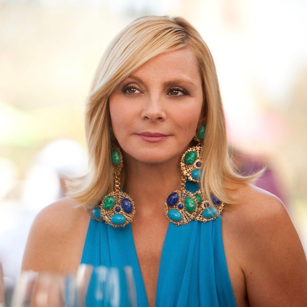 HBOMaxES's tweet photo. El secreto ha salido a la luz: Samantha Jones está de vuelta... por demanda popular 💅🏻 

Kim Cattrall hará un cameo en la segunda temporada de #AndJustLikeThat. https://t.co/uuutP4i9BP