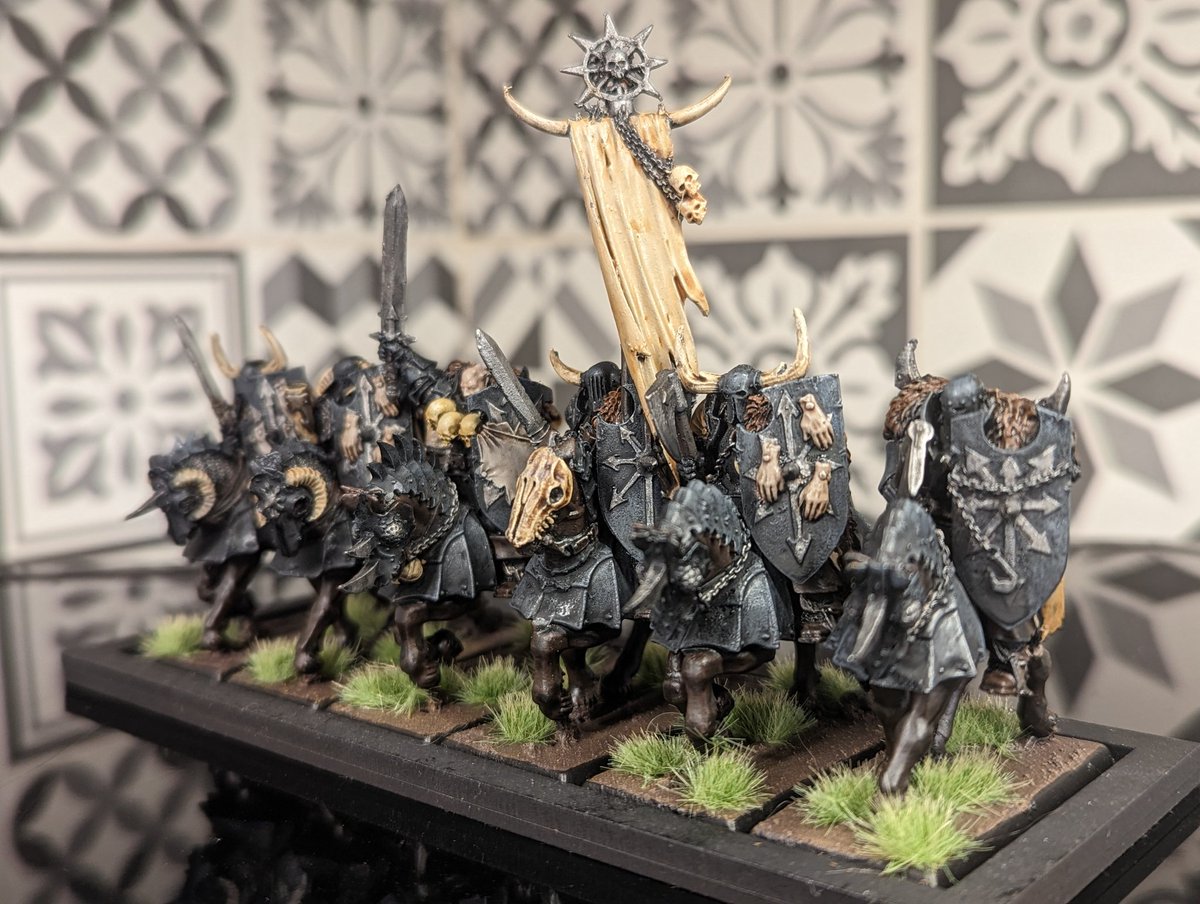 van_von_vulkvan's tweet photo. Warhammer fantasy Chaos knights. 

I love these 6th edition sculpts, a joy to paint. 

#PaintingWarhammer
#WarhammerCommunity
#warhammerfantasy https://t.co/SxilqF4PjZ