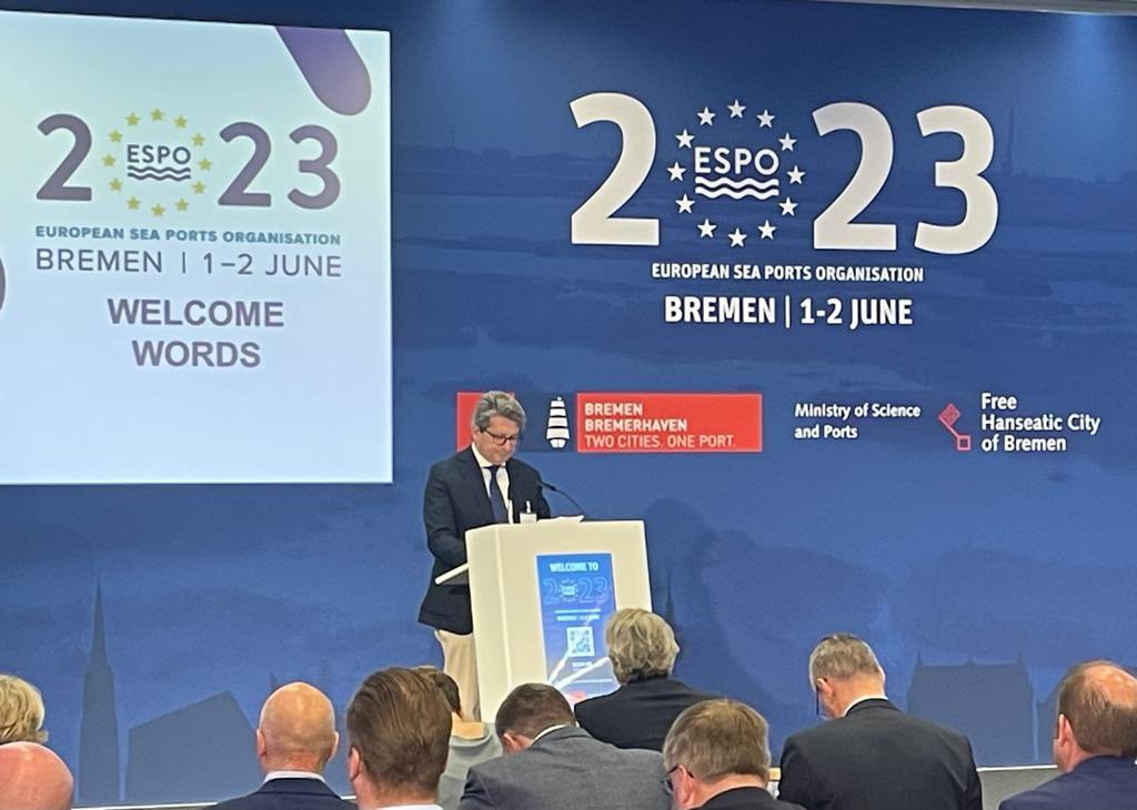 Z. D’Agostino: “The role of ports as hubs of energy is gaining importance and requires a rethinking of the economic model of ports,
of how assessing the importance of ports. Ships, tons and TEUs remain important, but they are not the only drivers anymore of the success of a port”