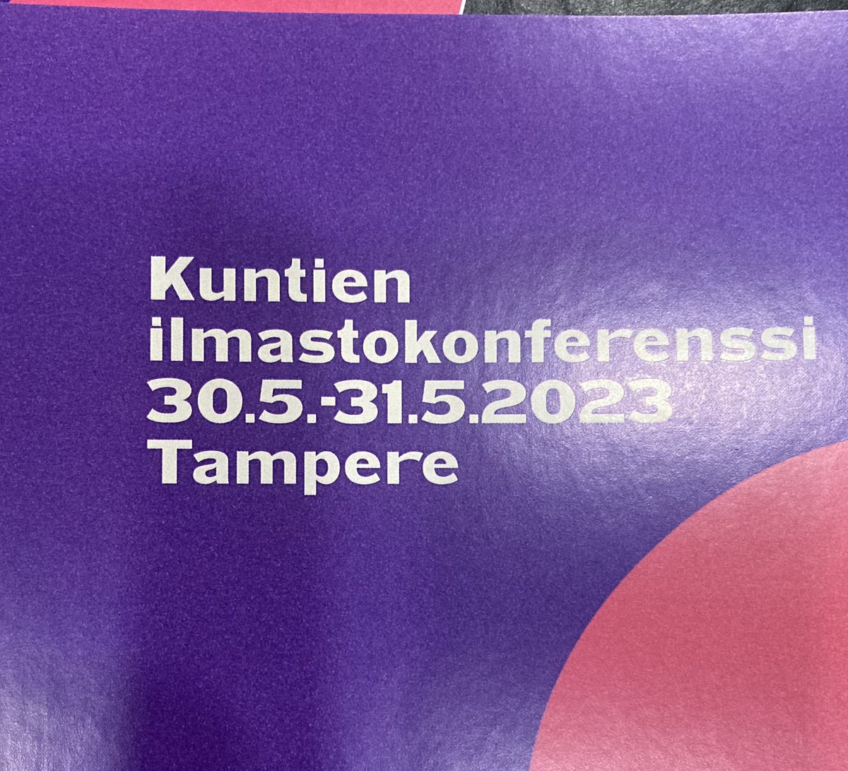 Kuntien #ilmastokonferenssi kokosi tällä viikolla kuntien ilmastoväkeä sidosryhmineen Tampereelle. Ohjelmassa oli ajankohtaista tietoa, kokemuksia, esimerkkejä ja verkostoitumista. Hieno #keskisuomi ’lainen esitys kuultiin @JKL_kaupunkiymp ilmastoviisaasta kaavoituksesta.