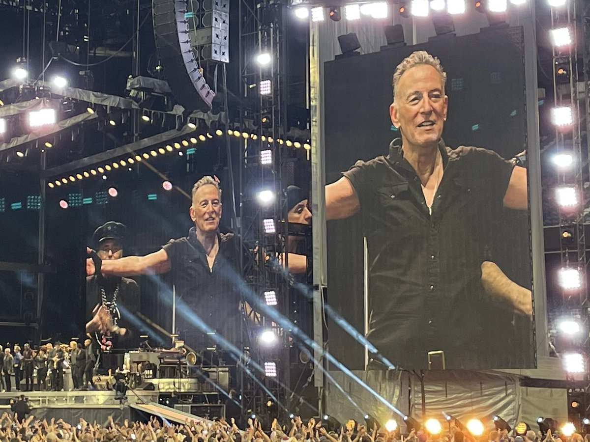 SaraBarrie's tweet photo. #ThoughtsforThuraday The Boss 50 years of playing music. Still impressive, inspiring, connecting, being human & just loving his work with his band & the crowd
Just made me think #GreatLeadership
What’s your view? #Springsteen great leader - tenuous or true?
#manmythlegend https://t.co/gxAyDtFAtn