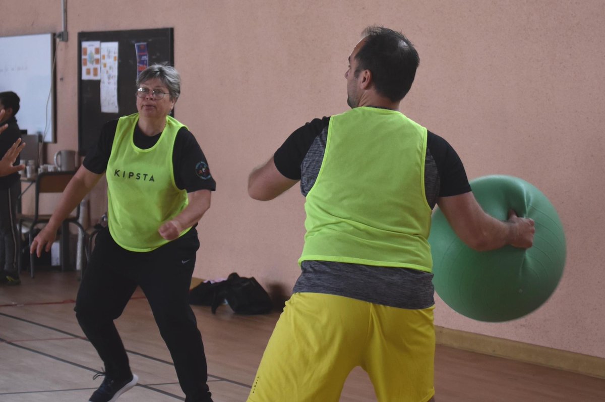 Le ballon de poull ball est particulier. Ce n’est pas un swissball comme un autre. En effet, il permet notamment de poigner dedans pour feinter ou donner de l’effet à la balle.
#poullball #skills