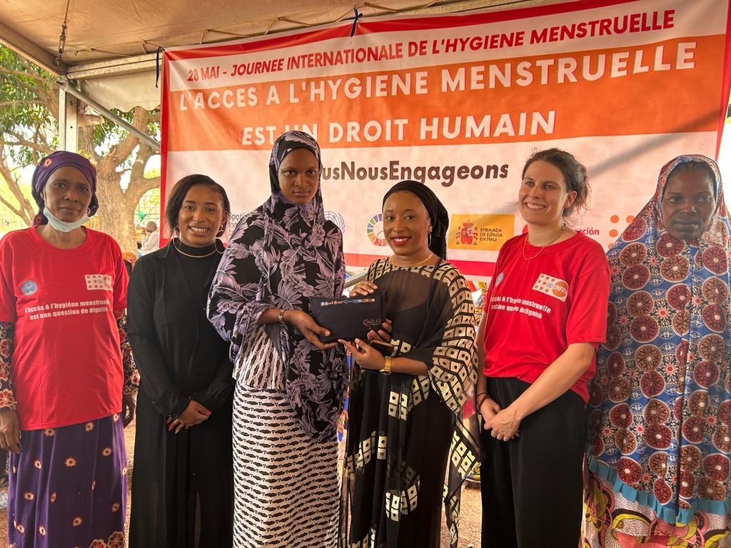 #JournéeHygièneMenstruelle : sur le site de #PDI de Senou, 100 femmes/filles et 30 hommes/garçons sont sensibilisés sur l’hygiène menstruelle avec #UNFPA.

Les femmes &amp; filles ont reçu des #kits d’hygiène menstruelle réutilisables pour une bonne hygiène menstruelle. #MHDay2023