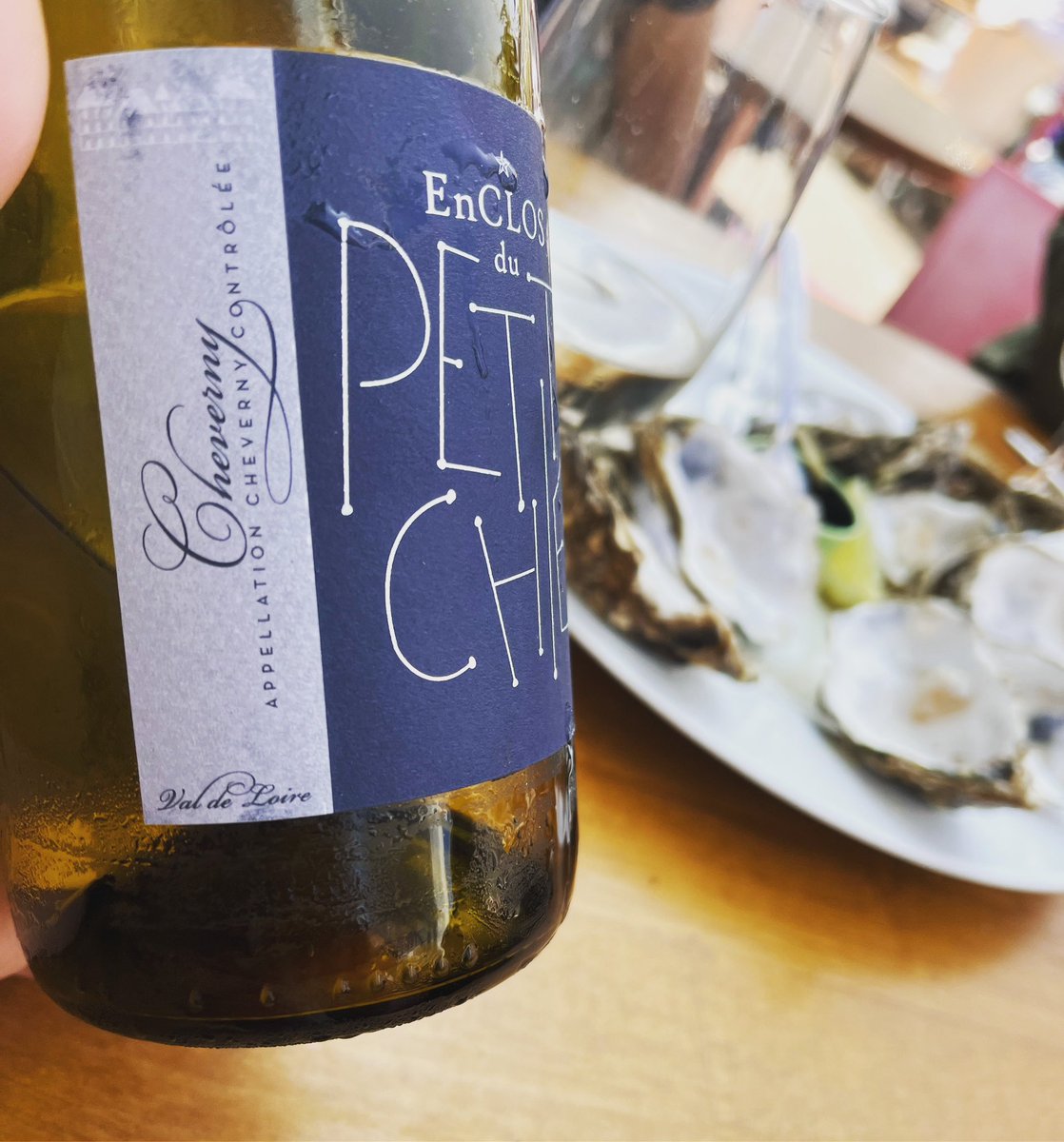 CHARLIEWINES's tweet photo. #breakfast in #veuleslesroses …. Oysters and Vin blanc de Cheverny ! #lepetitchien is affordable and “des huitres “are from a block away in the ocean ! #matinaumarche with friends #Ladivacucina #FullPike https://t.co/snAemYxByw