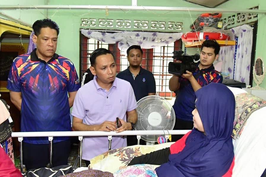 PenPerak's tweet photo. LIPUTAN FOTO | #64

KUALA KANGSAR, 1 Jun 2023 (Khamis) - Program Ziarah Kasih bersama YB Mohd Azlan Helmi bin Helmi, Pengerusi Jawatankuasa Komunikasi, Multimedia &amp; NGO Perak ke beberapa rumah sekitar Ulu Kenas jam 10 pagi tadi.  

Turut hadir, Tuan Mohd Rizal bin Hashim, https://t.co/QMtQUdi4Fe
