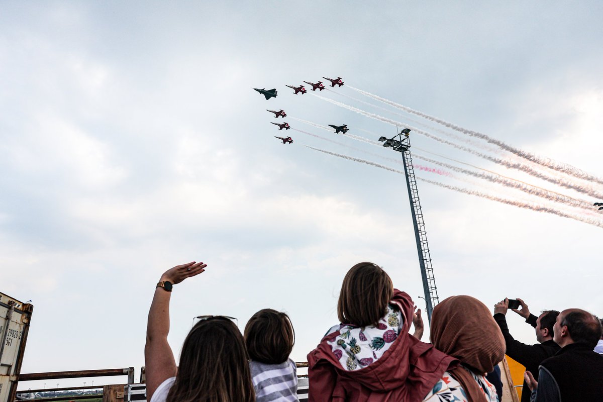 #TEKNOFEST'te uçağa dokunan çocukların hayallerini süsleyen, gökyüzünün çelik kanatlı bekçileri #TürkHavaKuvvetleri'nin 112. kuruluş yıl dönümü kutlu olsun. ✈️🇹🇷