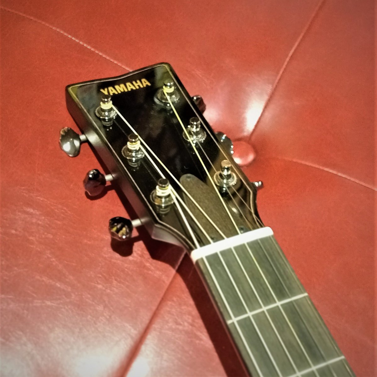 1484shibuya's tweet photo. 日本でハンドメイドされた YAMAHA FG9。低音から高音まで豊かな音量と一粒一粒の明瞭な響きを兼ね備え、美しいサスティンは弾き手も聴き手も魅了します。歌声との絶妙な調和を予感させる一台。シンガーソングライターの理想を叶えてくれるはず。#YAMAHA #FG9R #AcousticGuitar https://t.co/IsSTCaVA96 https://t.co/pTujWj2hv3