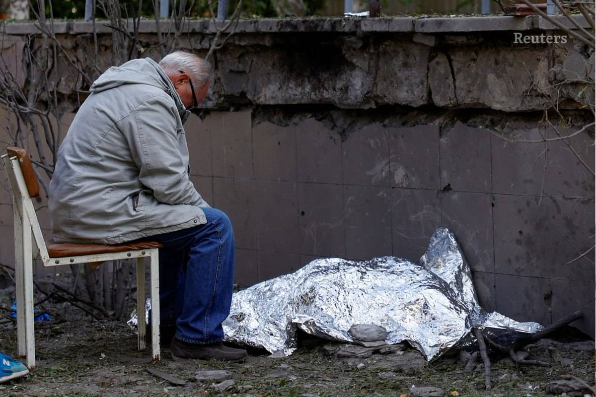 Kyiv. A grandfather mourns his granddaughter, who died from the wreckage of the russian Iskander on the first day of summer. 
Never forget. Never forgive. #russiaisaterroriststate