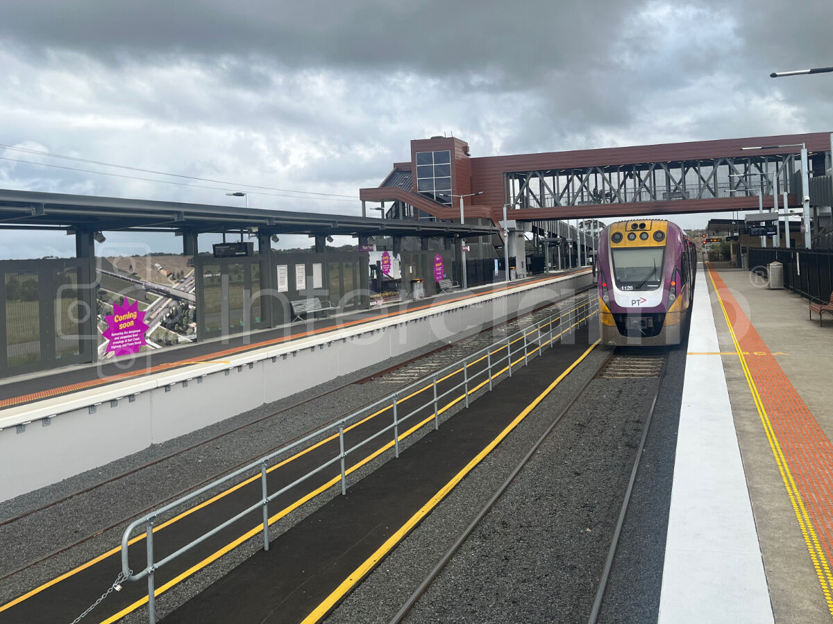 Interclamp's tweet photo. A few snaps of a galvanised double rail system being used at a train station 🚉

Check out our full range of products ➡️ https://t.co/ZIjEmsYqNf

#Interclamp #TrustGenuineInterclamp #Handrail #Safety #KeyClamp #Guardrail https://t.co/L2j8aobBjI