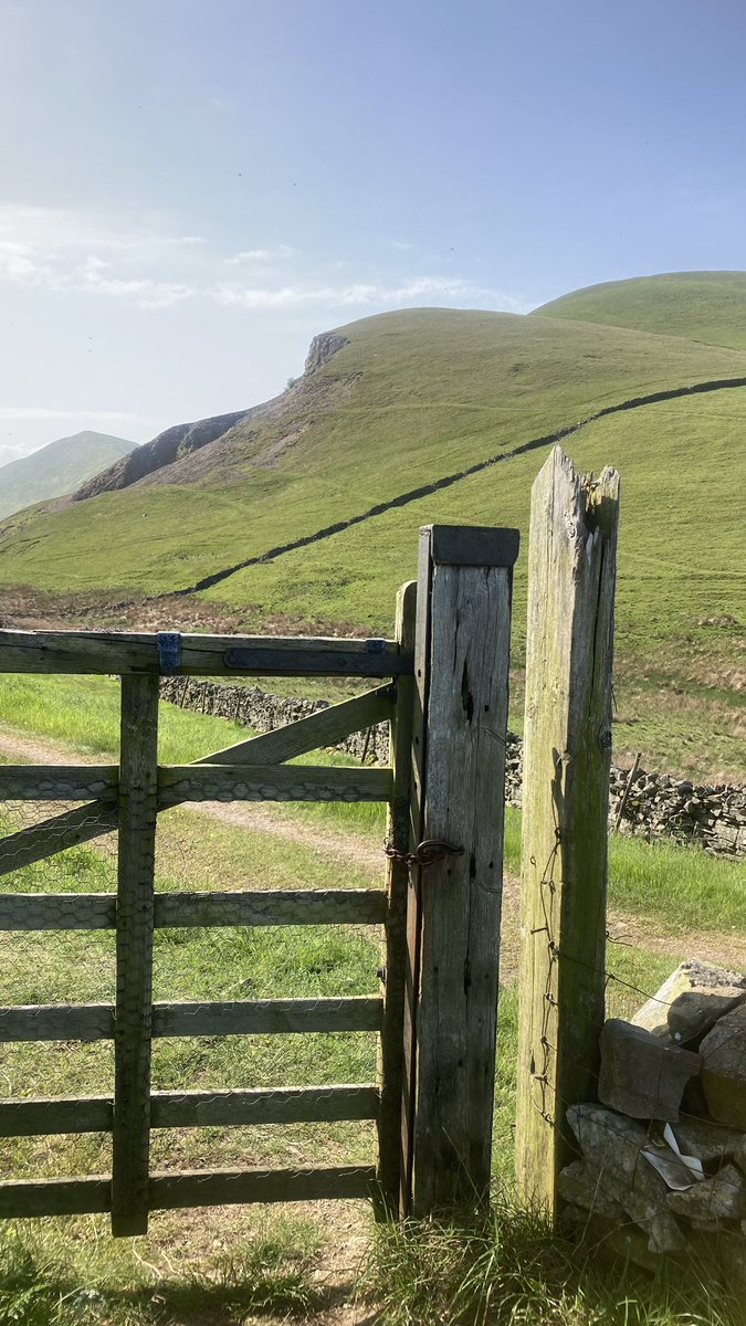 CharlesBewley2's tweet photo. @LakesStiles @LordOrk @Soapy_Wit_Tank @tismenic70 @ceadela @LansdellMum @ProjectWHYUK @tutty352 @RuthRendell1 @Yeti98_ @WindowsLake Morning 👋, lovely that Stiles 🤩 Front and back, same gate #ContinuityError https://t.co/j1nrhBEL4L