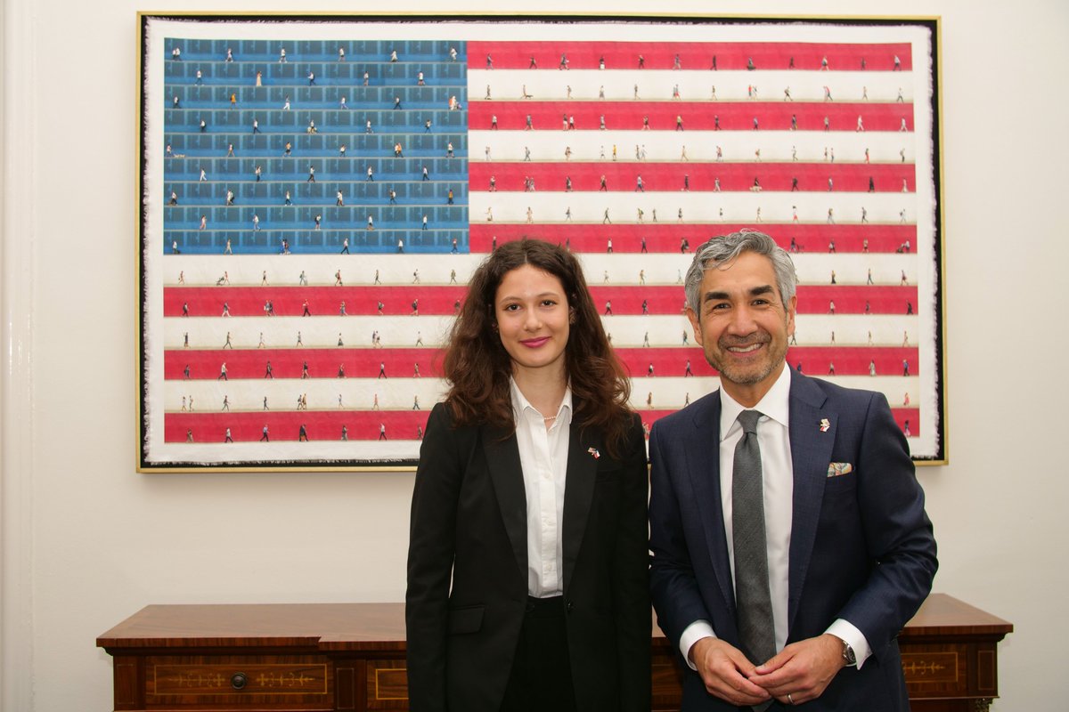 'Rád jsem se dnes setkal s #AmbassadorforaDay Antonie Bezdickova, která stráví den na 🇺🇸,🇬🇧 a 🇨🇦 velvyslanectví. Je inspirativní vidět, jak mladí lidé nacházejí svůj hlas. Ve veřejném dění potřebujeme více žen, protože ženy přinášejí zajímavá řešení.' ~ #AmbSabet